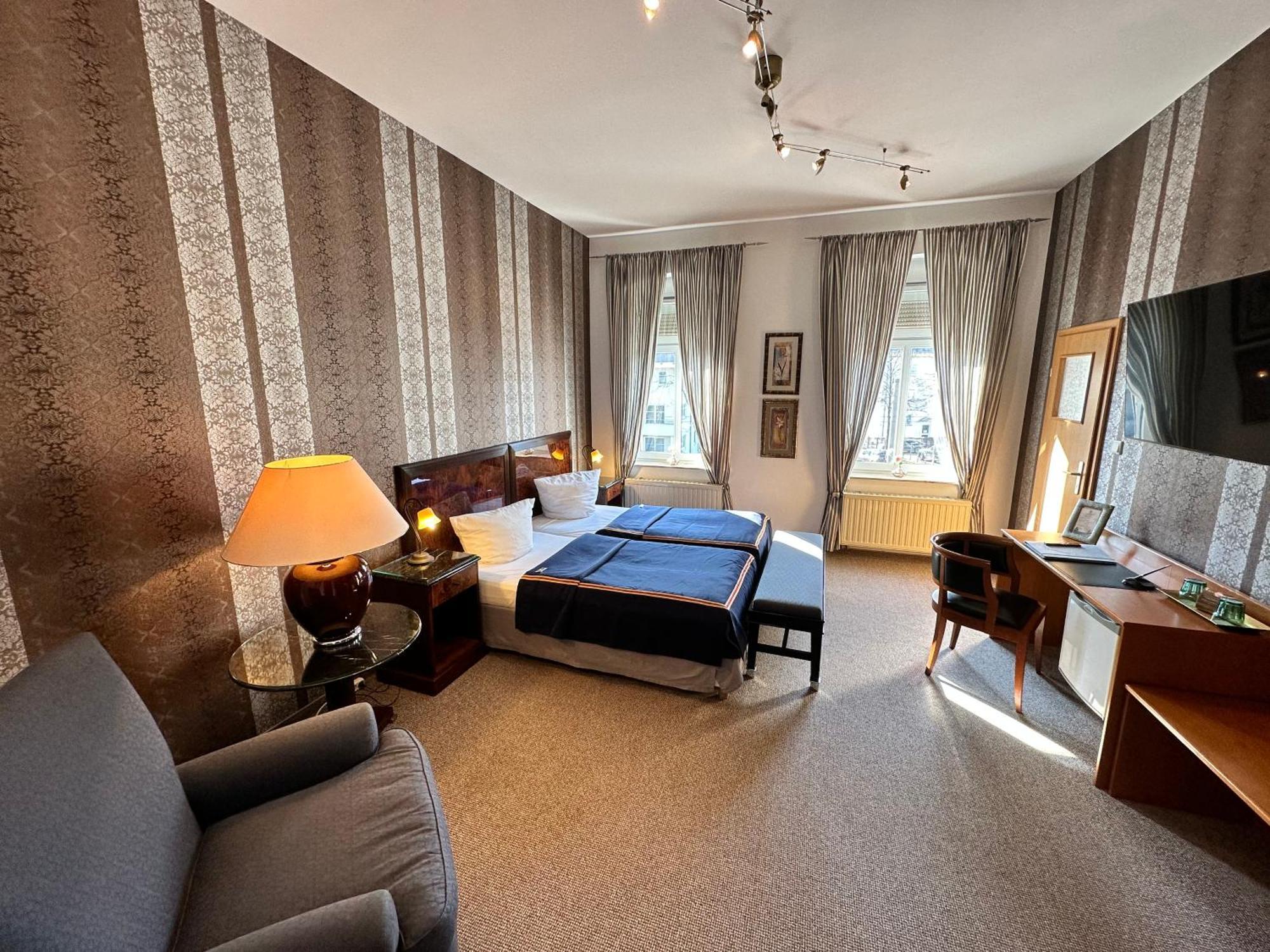 Zu Den Linden - Radebeul Pension Mit Restaurant ภายนอก รูปภาพ