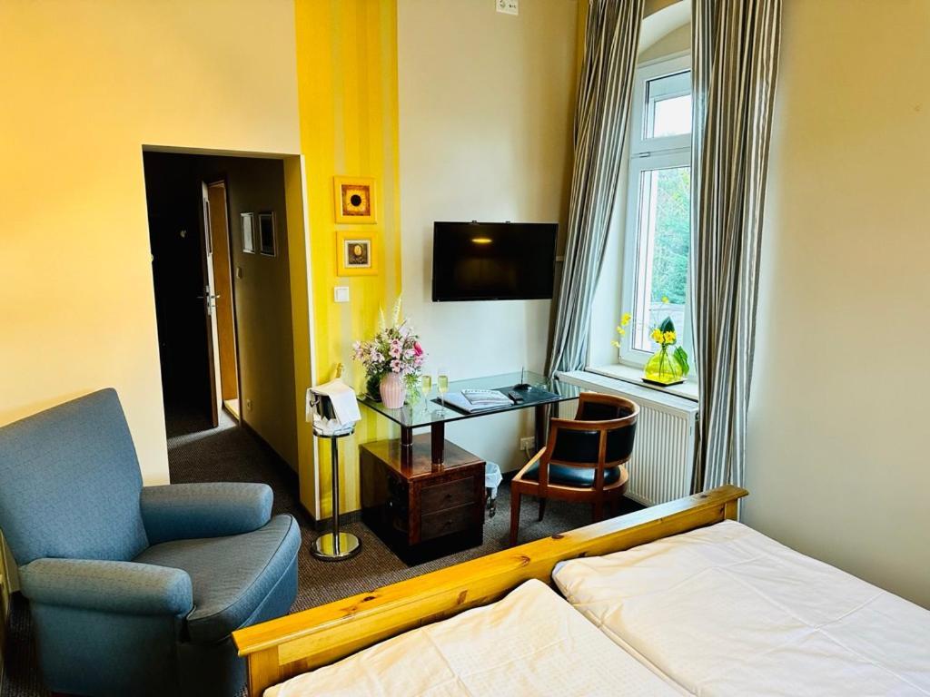Zu Den Linden - Radebeul Pension Mit Restaurant ภายนอก รูปภาพ